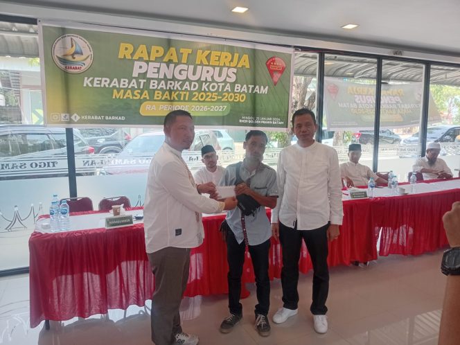 
					Tak Dibiarkan Sendiri, Amdi Juru Parkir Korban Pengeroyokan Dapat Dukungan KERABAT–BARKAD