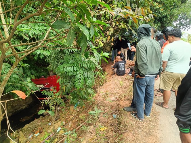 
					Kecelakaan Tunggal di Jalan Raja Ali Kelana, Mobil Toyota Merah Masuk Parit