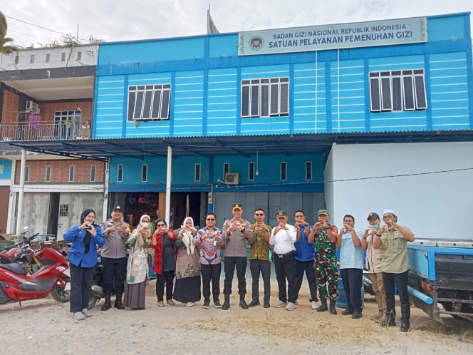 
					Dapur MBG Desa Air Tawar Mulai Beroperasi, Forkopimcam dan Polsek Kateman Pastikan Pelaksanaan Sesuai Standar