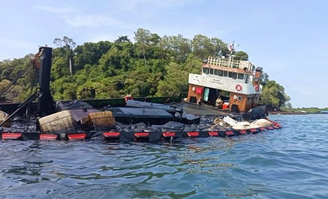 
					Kapal Mutiara Galrib Samudera Muatan Limbah Hitam Kandas, Laut Sekupang Terancam Tercemar