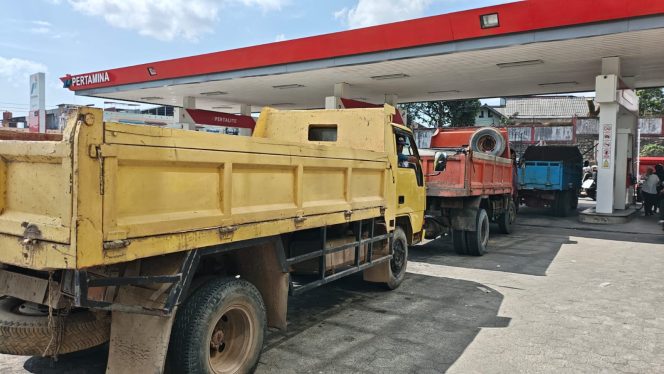 
					Diduga Disalahgunakan, Truk Tanpa Plat Kabur Saat Wartawan Datangi Antrean Solar Subsidi Batu 10