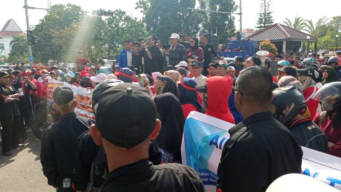 
					Demo Warga Tanjung Sengkuang Pecah, Wali Kota Batam Tak Temui Massa Aksi Air Bersih