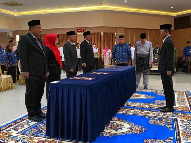 
 Walikota Batam, Amsakar Achmad saat melantik empat pejabat Eselon II di Lingkungan Pemerintah Kota Batam.