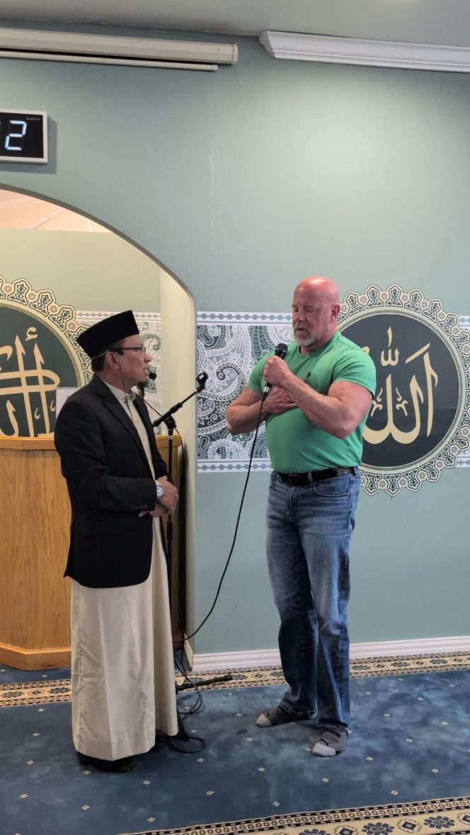 
 Masjid Istiqlal Houston Menyambut Mualaf Baru: Professor Dock Yates Resmi Memeluk Islam
