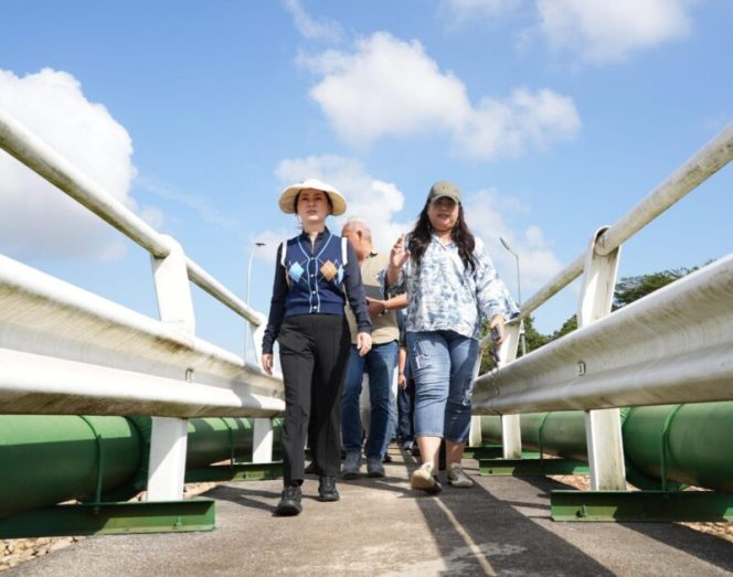 
					Selain mengecek progres perbaikan pipa distribusi air di Waduk Sei Ladi, Li Claudia juga ingin memastikan ketahanan air baku bagi masyarakat tetap terjaga, baik dari aspek kualitas, kuantitas atau debit air, hingga kontinuitas distribusi