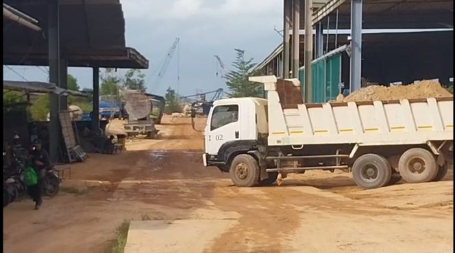 
					Aktivitas penimbunan lahan di kawasan pesisir Batu Merah