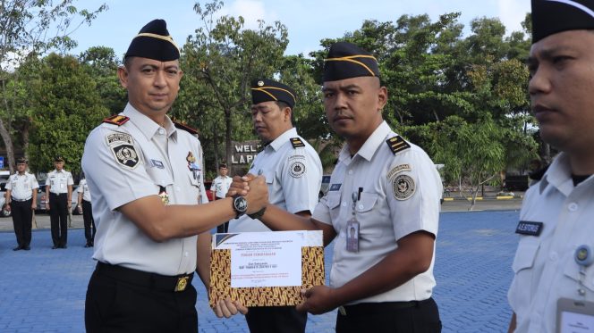 
					Integritas Dibayar Prestasi, Kalapas Batam Serahkan Piagam Penghargaan Penggagalan Penyelundupan Narkoba.