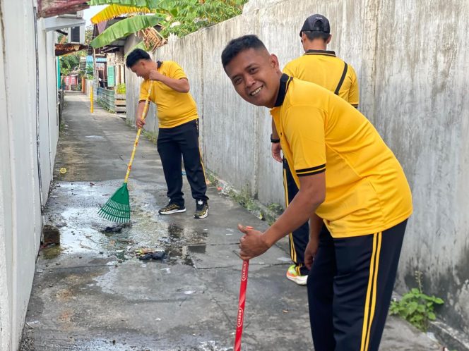 
					Jaga Kebersihan Lingkungan Kerja, Personel Polsek Belakang Padang Kompak Gelar Korve Bersama