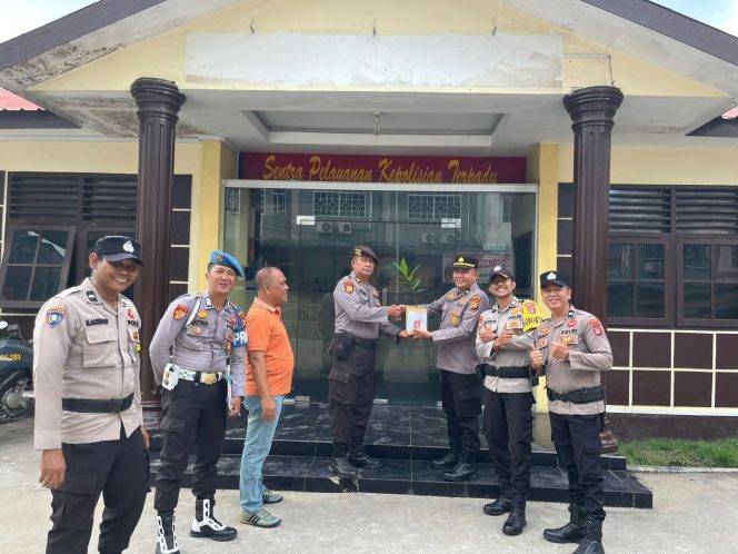 
					Polsek Kateman Pilih Bibit Pohon sebagai Kado Ulang Tahun Personel