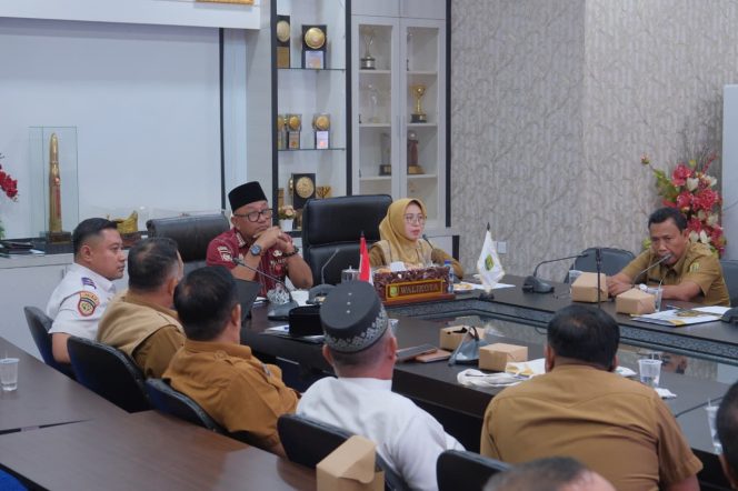 
					Wali Kota Tanjungpinang Lis Darmansyah saat memimpin rapat koordinasi persiapan bazar di Kantor Wali Kota, Selasa, 10 Februari 2026.F-Diskominfo Tanjungpinang