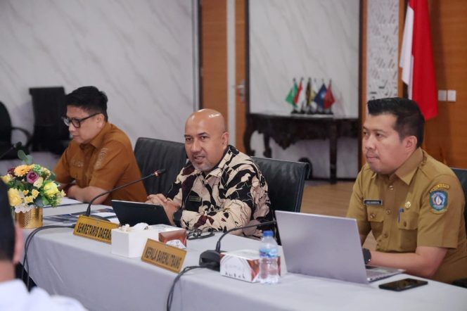 
					Pj Sekdaprov Kepri, Luki Zaiman Prawira didampingi Kadis Kominfo Kepri Hendri Kurniadi dan Kabid Perencanaan Infrastruktur dan Wilayah Bappeda Kepri Udi Harbian, memimpin Rakor Diskominfo se Kepri, Selasa (10/2/2026). F-Diskominfo Kepri