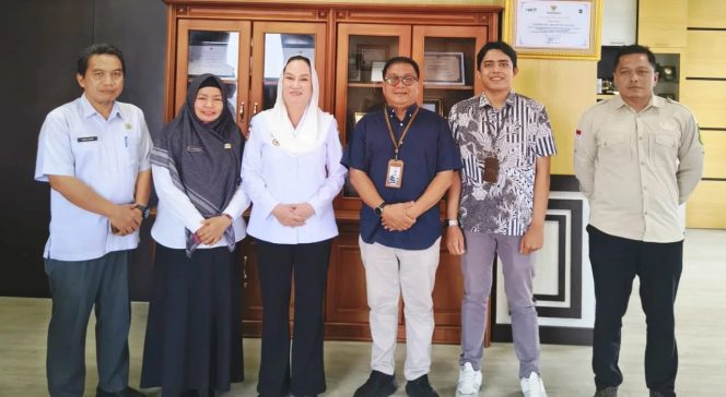 
 Cen Sui Lan Bupati Natuna bersama tim BPKP dan dinas sosial dalam entry meeting sekaligus uji petik calon siswa dari keluarga rentan diruang kerja Bupati, Rabu (11/2)