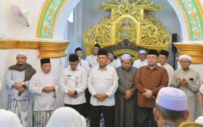 
					Gubernur Ansar Hadiri Haul Syekh Syihabuddin di Pulau Penyengat, Ribuan Jemaah Tiga Negara Padati Masjid Sultan Riau