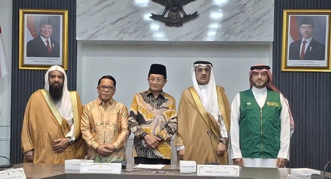 
 Menteri Agama RI Nasaruddin Umar, Duta Besar Kerajaan Arab Saudi untuk Indonesia Faisal bin Abdullah Al-Amudi dan perwakilan KS Relief di Kementerian Agama RI, Jakarta, Rabu (11/2/2026).