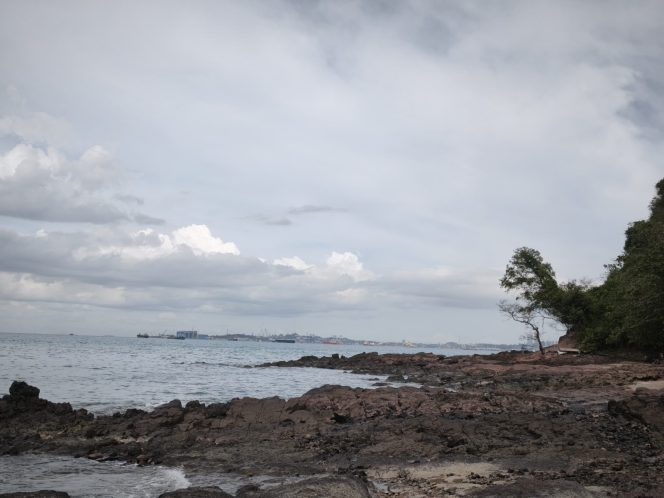 
					Dua Pekan Setelah Kandas, Proses Pembersihan di Pantai Dangas Berlanjut, KLH Turunkan 3 Ahli Sekaligus