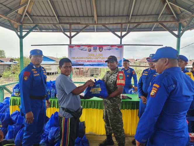 
					Babinsa Koramil 06/Kateman Kawal Kegiatan JALUR Ditpolairud Polda Riau di Desa Kuala Selat