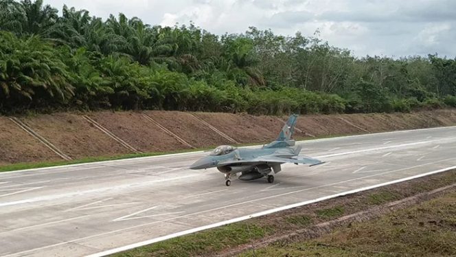 
 Tol Jadi Landasan Tempur, F-16 TNI AU Uji Coba Mendarat di Trans Sumatera