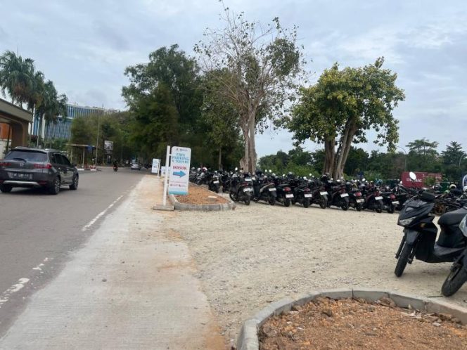 
					Parkir kendaraan persis di samping gedung K Square arah Sukajadi yang disebut ilegal.