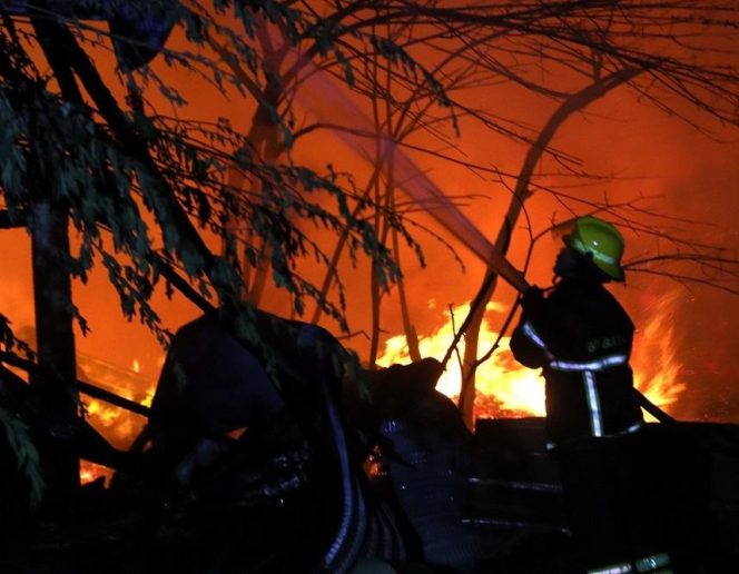 
 Amsakar Keluarkan SE, Warga Dilarang Bakar Sampah di Ruang Terbuka