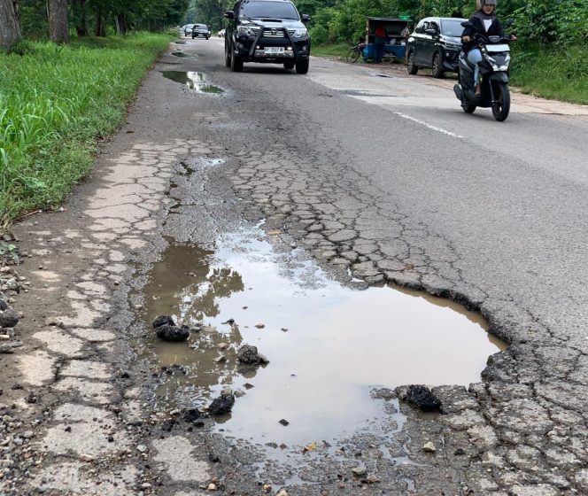 
					Jalan S Parman Seibeduk Banyak Lubang, Lampu Jalan juga Sering Padam