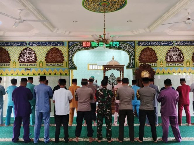 
					Unsur Kecamatan Singkep Barat bersama TNI-Polri dan masyarakat melaksanakan Salat Istisqa di Masjid Al-Islamiyah, Kelurahan Raya, Jumat (13/2).