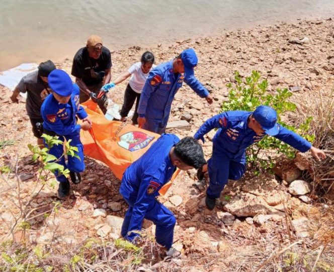 
					Polisi melakukan evakuasi mayat yang tersangkut di jaring warga,Diduga kuat, pria tersebut telah hanyut dan terombang-ambing di laut selama beberapa hari sebelum akhirnya tersangkut di perangkap ikan milik nelayan.