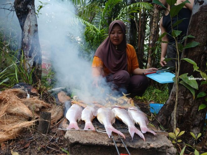 
 Tradisi Unik Anambas: Berendam dan Bakar Ikan Jelang Ramadhan di Air Terjun Temburun