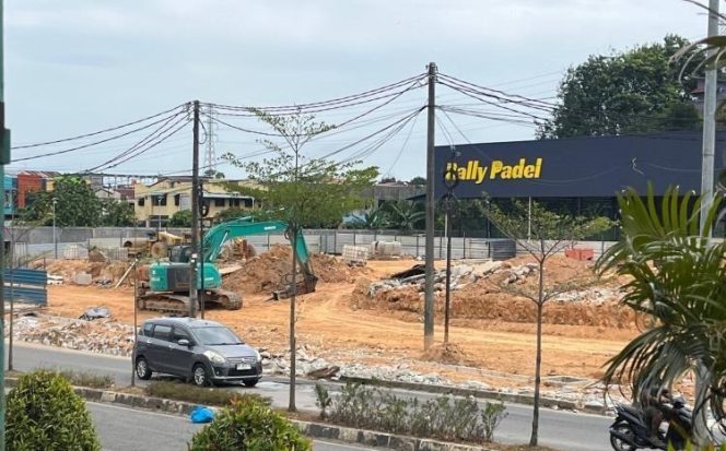 
					Pembangunan Rally Padel di Sei Panas Diduga Tutup Saluran Drainase, Warga Khawatir Ancaman Banjir di Bengkong Meningkat