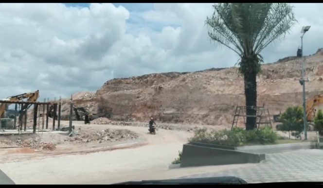 
					Cut and Fill di Komplek Perumahan Mewah Emirates Tiban Debu Bertebaran Ancam Kesehatan Warga Sekitar