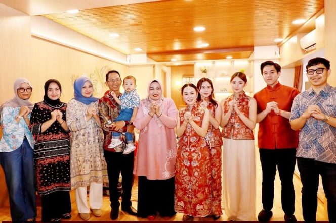 
					Wali Kota Batam, Amsakar Achmad, menghadiri Perayaan Tahun Baru Imlek 2026 yang digelar Wakil Wali Kota, Li Claudia Chandra, di Sekupang, Selasa (17/2/2026). Amsakar hadir bersama Ketua TP PKK Kota Batam, Erlita Amsakar.