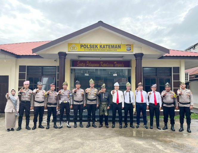 
					Personel Polsek Kateman Wajib Kenakan Tanjak dan Selempang Setiap Jumat