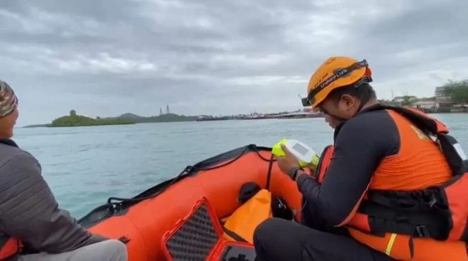 
					Tim Basarnas menggunakan alat deteksi jenazah cari pria lompat dari jembatan III Barelang Batam. Pencarian hari ketiga masih nihil, Jumat (20/2/2026).