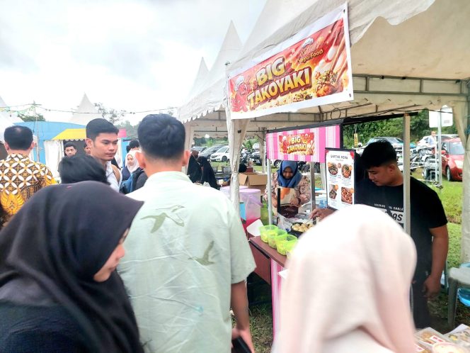 
					Kuliner “Big Takoyaki” diserbu pengunjung, BWR ke-7 di Taman Dang Anom membludak.