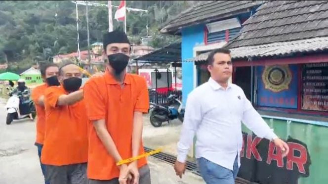 
 Polres Kepulauan Anambas Serahkan Tiga Tersangka Korupsi Proyek Drainase ke Kejari