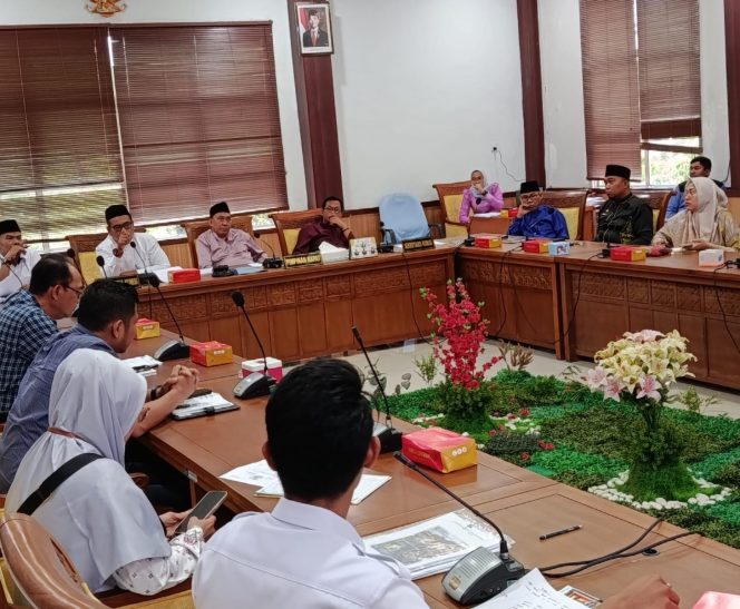 
					Warga Rhabayu Estuario Laporkan Dugaan Mark Up Rumah Subsidi ke DPRD Batam