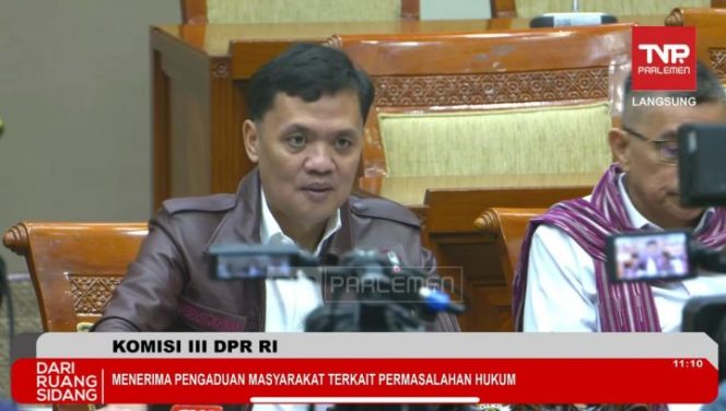 
					Ketua Komisi III DPR Habiburokhman memimpin rapat. 