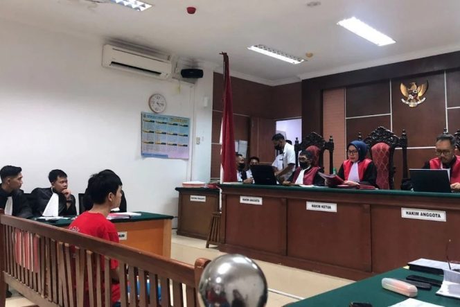 
					Tangis Fandi Ramadhan Pecah di Ruang Sidang, Bacakan Pledoi dan Minta Keadilan di Kasus 2 Ton Sabu