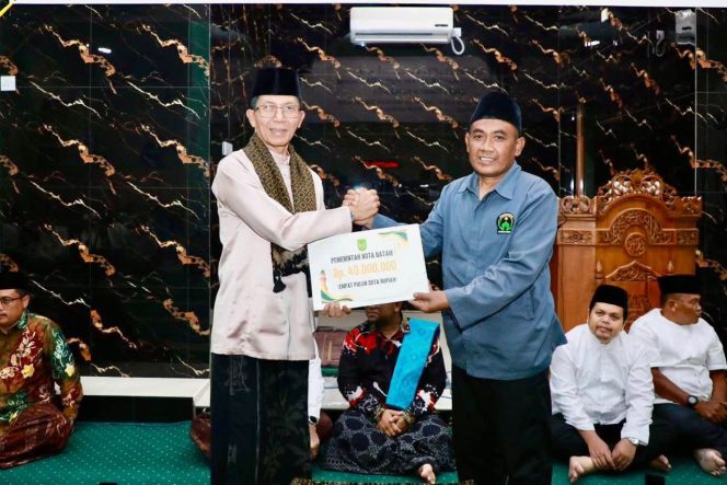 
					Wali Kota Batam, Amsakar Achmad, berbuka puasa bersama warga di Masjid Baitul Istiqomah, Perumahan Marina Green, Kelurahan Tanjung Uncang, Kecamatan Batuaji, Senin (23/2/2026).
