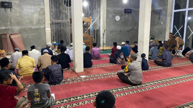 
					Jamin Kekhusyukan Ibadah Ramadhan, Polsek Belakang Padang Kawal Pelaksanaan Tarawih di Masjid Rumaisyah