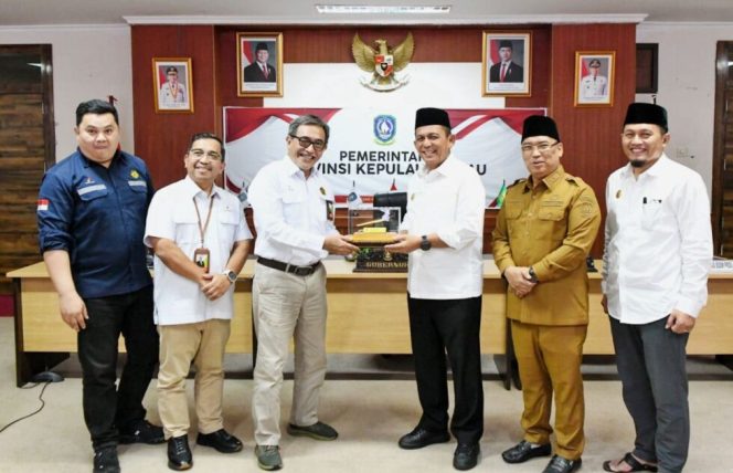 
					Kunjungan courtesy call dari SKK Migas Perwakilan Sumbagut beserta jajaran Kontraktor Kontrak Kerja Sama (KKKS) di Ruang Rapat Utama Kantor Gubernur Kepri, Tanjungpinang.