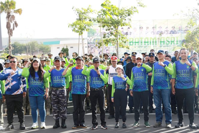 
					Wali Kota Batam, Amsakar Achmad dan Wakil Wali Kota Batam, Li Claudia Chandra, bersama sejumlah pejabat saat mencanangkan Gema Batam ASRI, belum lama ini. Dok HUMAS DISKOMINFO BATAM