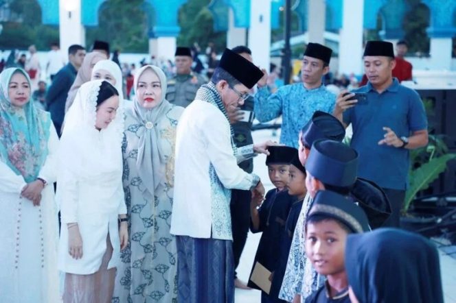 
					Amsakar dan Li Claudia santuni anak yatim dan buka puasa bersama di Masjid Agung Batam Center, Sabtu (28/2/2026)