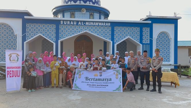 
					Ramadan 1447 H, Polsek Kateman Berbagi Takjil Bersama Murid TPA dan Warga Tagaraja