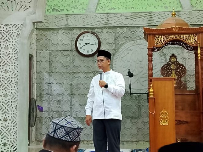 
					Bupati Iskandarsyah Salat Tarawih di Masjid Al Umara Lembah Permai