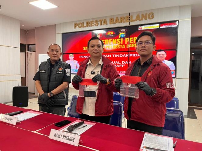 
					Konfrensi pers kasus pemerasan dan kekerasan seksual dengan korban seorang mahasiswi di Kota Batam.