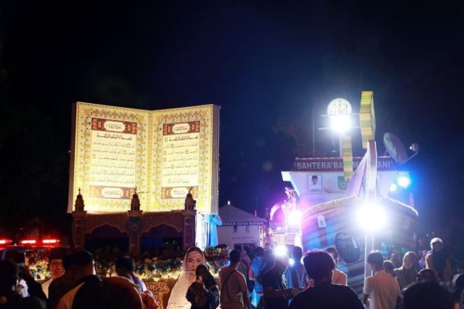 
					Semarak Malam Takbiran di Batam, Pawai Mobil Hias Meriahkan Jalan Engku Putri