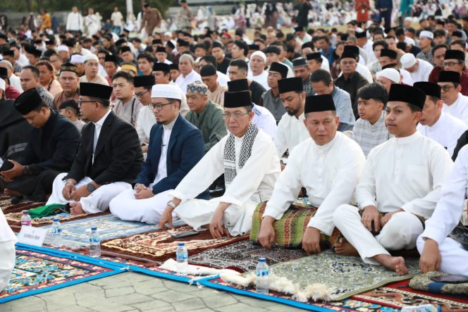 
					Wali Kota Batam, Amsakar Achmad, bersama ribuan jemaah salat id di Dataran Engku Putri, Batamcentre, Sabtu (21/3/2026). 