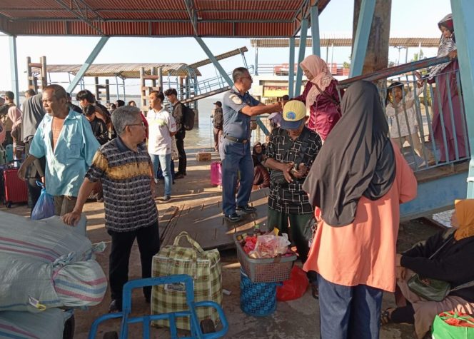 
					Pelabuhan Domestik Tanjung Batu di Padati Oleh Pemudik Hari Raya Idul Fitri