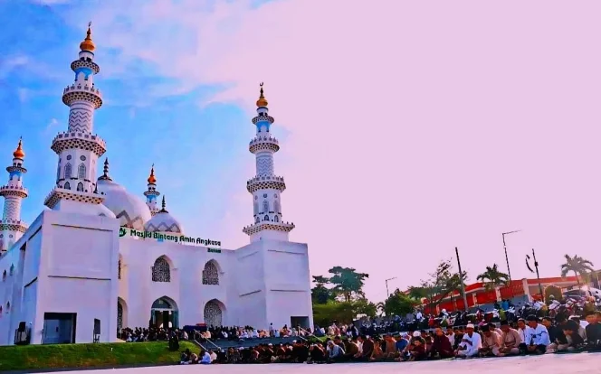 
					Langsung Ramai! Masjid Bintang Amin Angkasa Dipadati Jamaah Usai Diresmikan Menhan