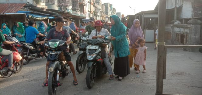 
					Sinergi Perempuan Kateman Berbagi di Ramadan, 1.000 Takjil Mengalir untuk Warga Sungai Guntung